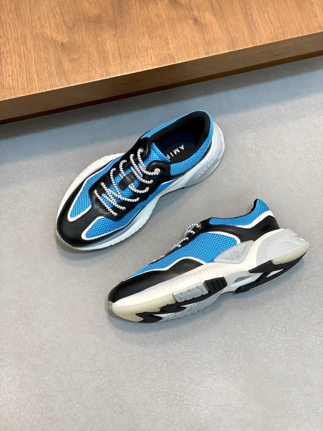 💰740 AMIRI's new men's casual sports shoes, made of first-layer cowhide leather uppers and spliced ​​with original breathable mesh, rich in three-dimensionality, contrasting color design, simple style, fashionable and sporty, breathable mesh lining, original ultra-light outsole, a must-have item for daily leisure! Size: 38-45 (38, 45 customized)